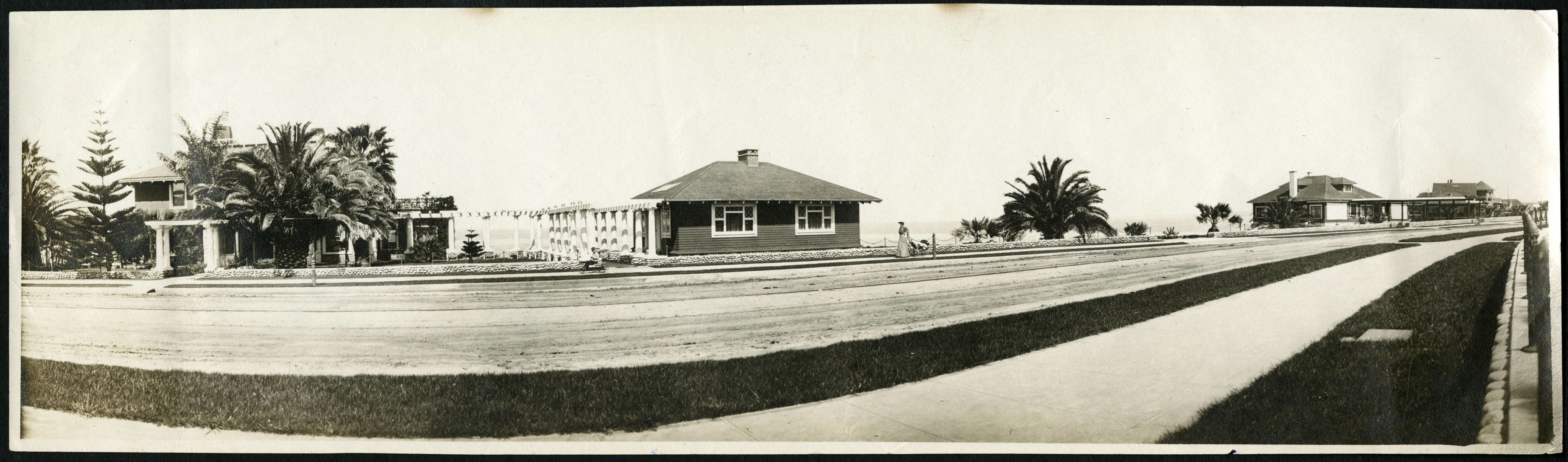 A street in La Jolla with a few houses and trees.